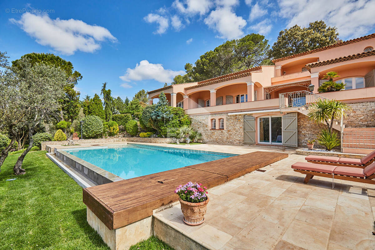 Maison à SIMIANE-COLLONGUE