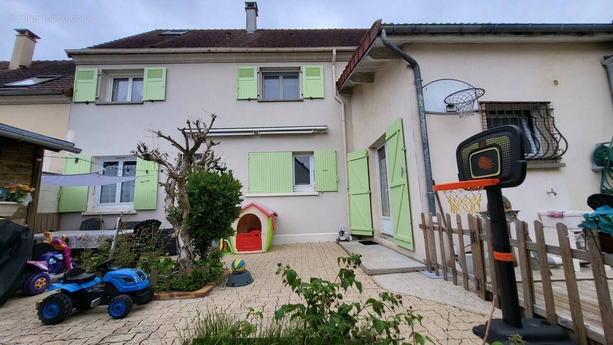 Maison à LES CLAYES-SOUS-BOIS