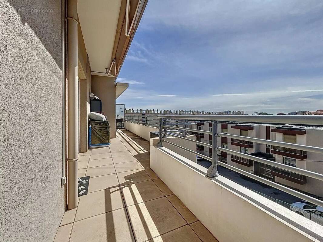 Appartement à SAINT-LAURENT-DU-VAR