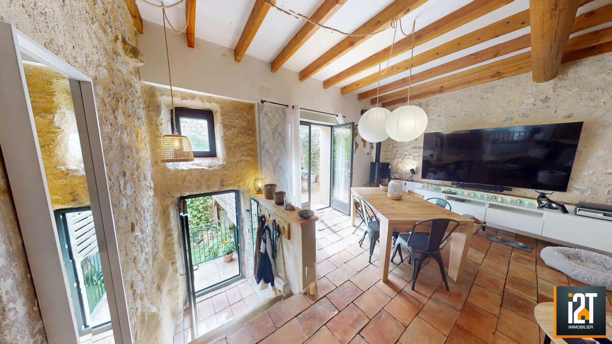 Maison à SAINT-CHAPTES