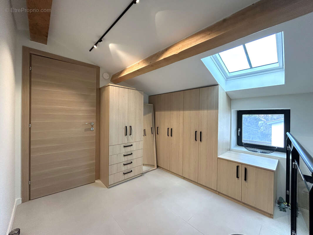 Appartement à GREZIEU-LA-VARENNE