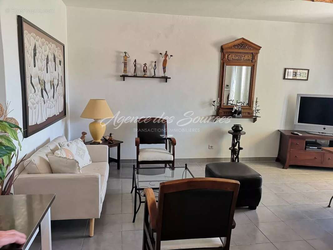 Appartement à VARAGES