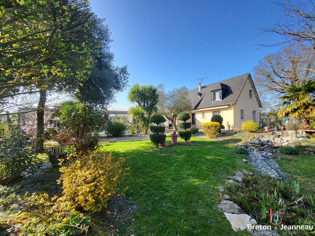 Maison à MONTSURS