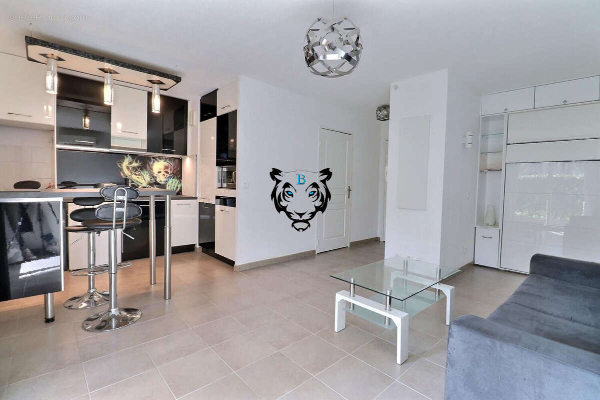 Appartement à ROQUEBRUNE-SUR-ARGENS