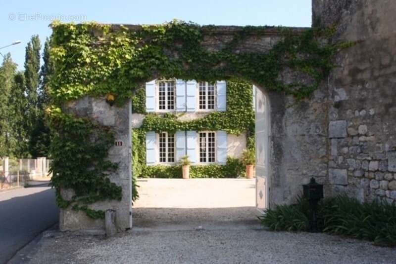 Maison à ROULLET-SAINT-ESTEPHE