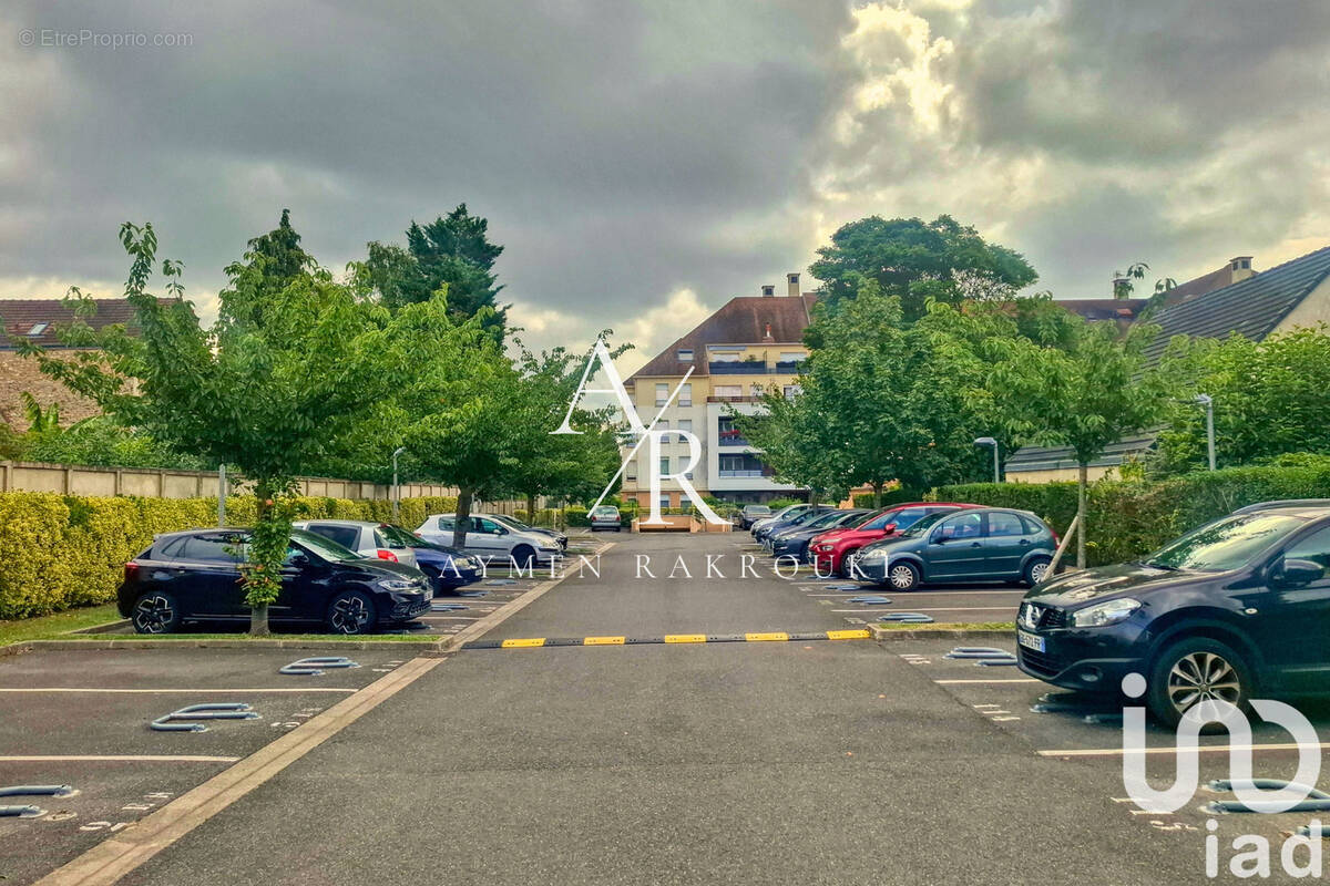 Photo 1 - Parking à ERMONT