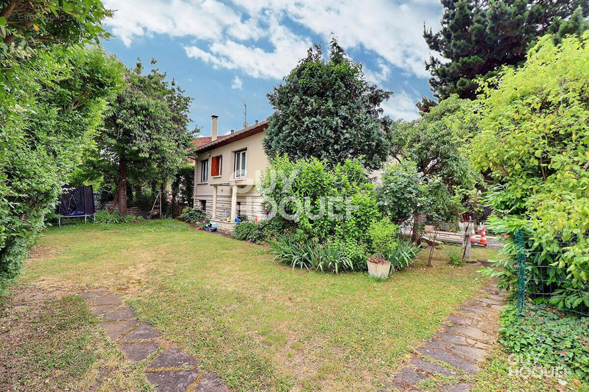 Maison à SAINTE-GENEVIEVE-DES-BOIS