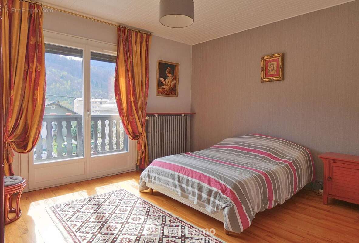 A l&#039;étage, l&#039;espace nuit propose 3 chambres ... - Maison à UGINE