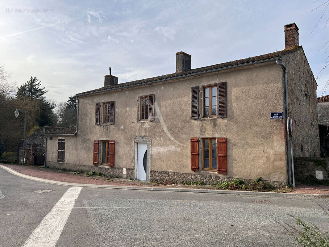 Maison à BEAULIEU-SOUS-LA-ROCHE
