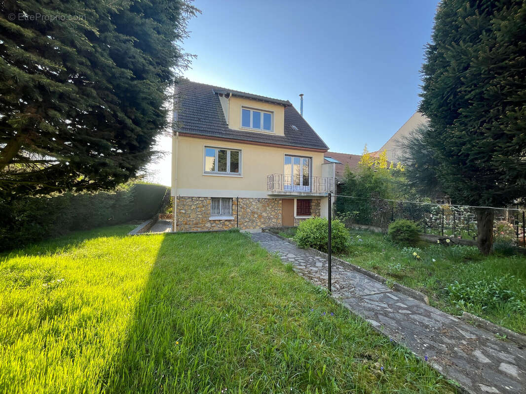 Maison à LES CLAYES-SOUS-BOIS