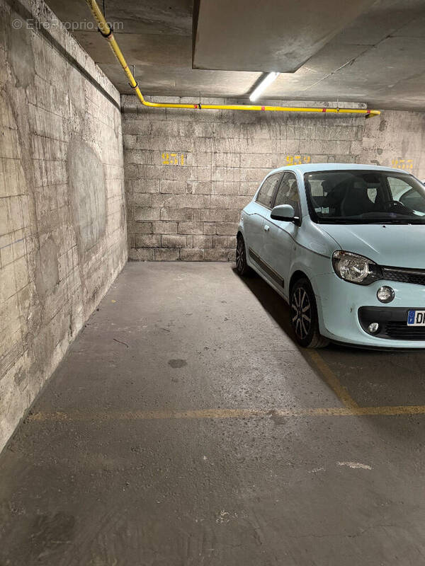 Autre à PARIS-16E