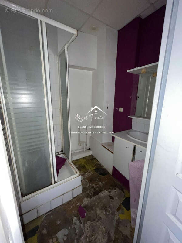 Salle d\&#039;eau à refaire de 3, 15 m2 - Appartement à CHATELLERAULT