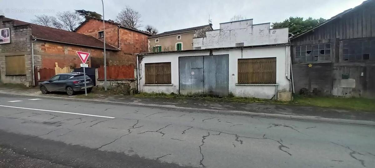 Commerce à MONBAHUS