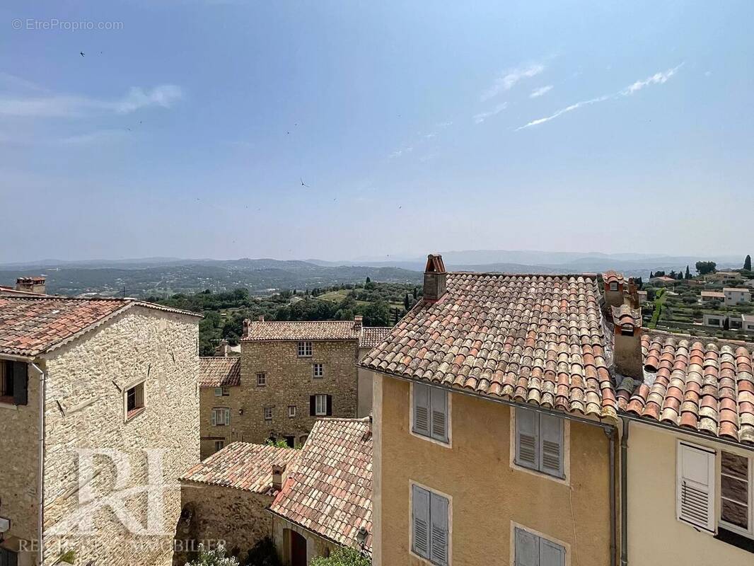Appartement à CHATEAUNEUF-GRASSE