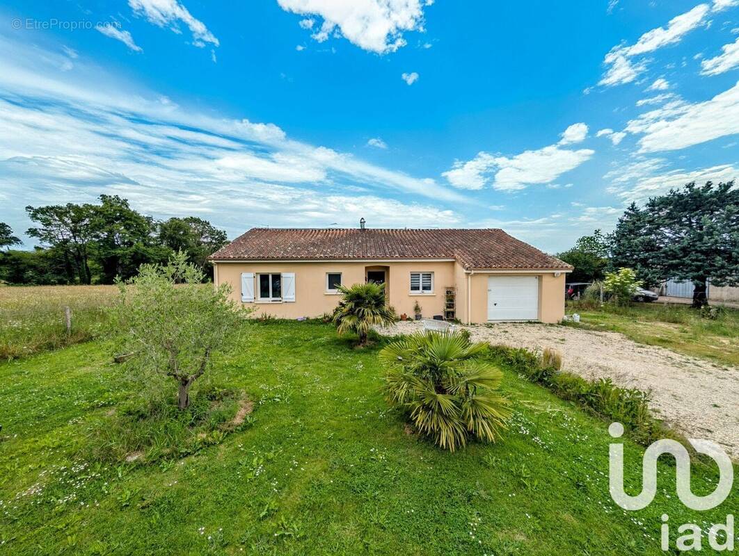 Photo 1 - Maison à LUSSAC-LES-CHATEAUX