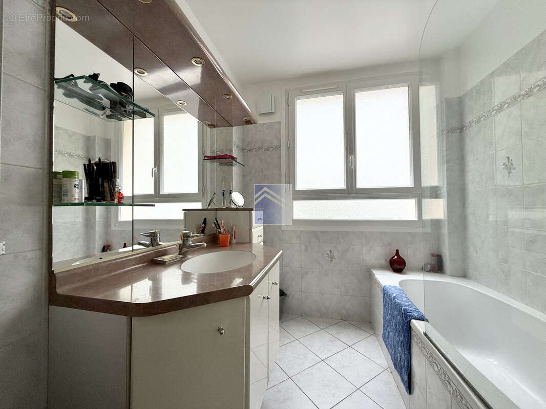 Appartement à COURBEVOIE