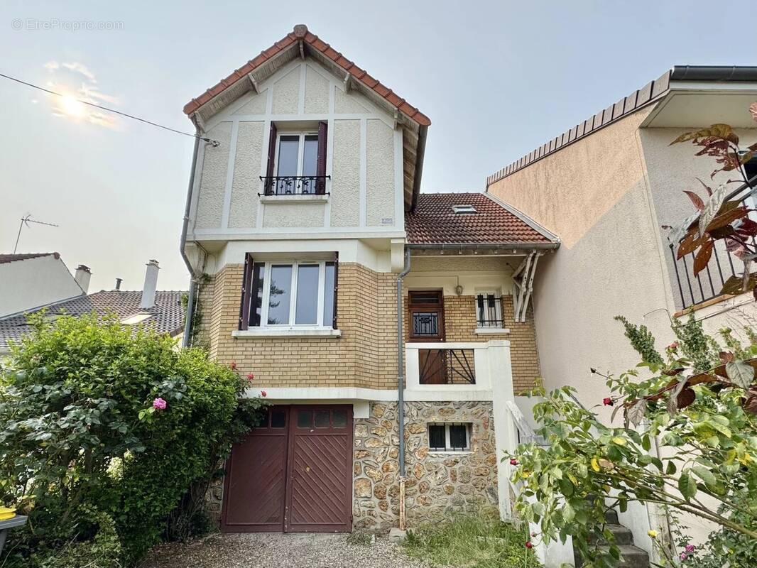 Maison à VERRIERES-LE-BUISSON