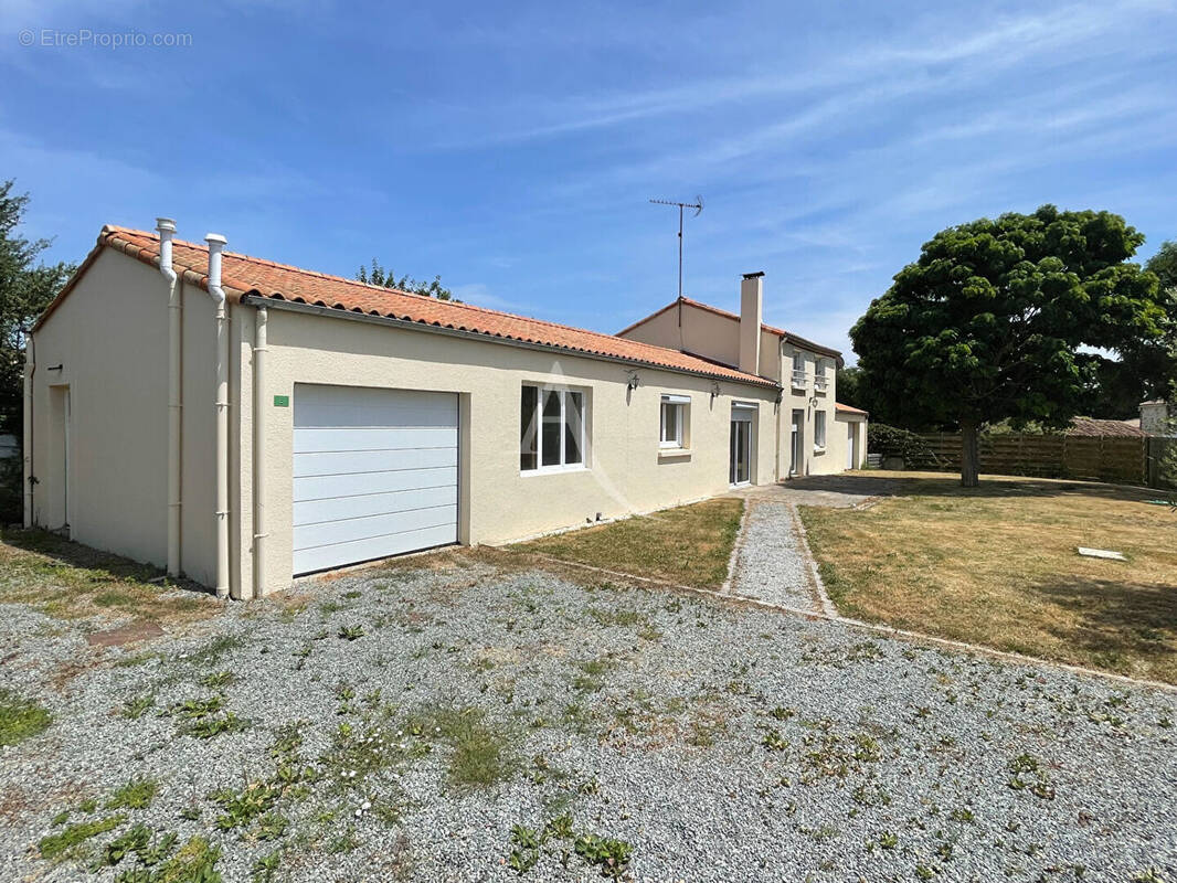 Maison à LA CHAIZE-LE-VICOMTE