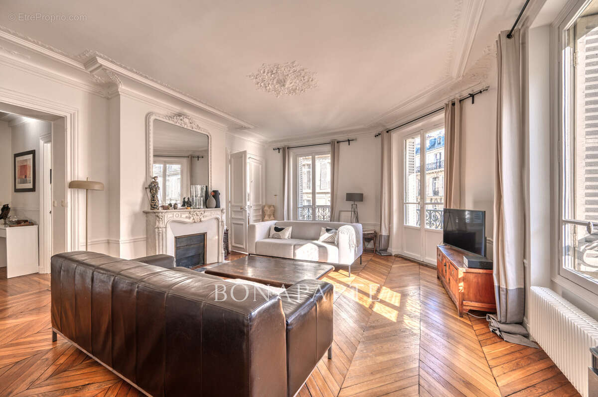 Appartement à PARIS-8E
