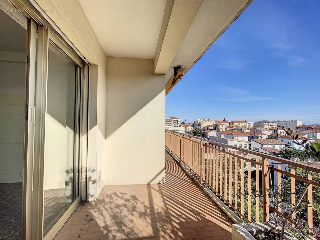 Appartement à SAINT-LAURENT-DU-VAR