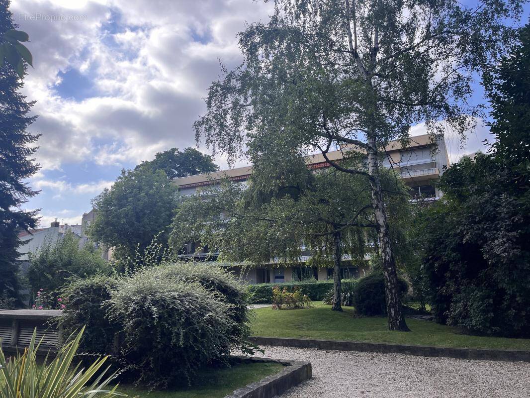 Appartement à LES LILAS