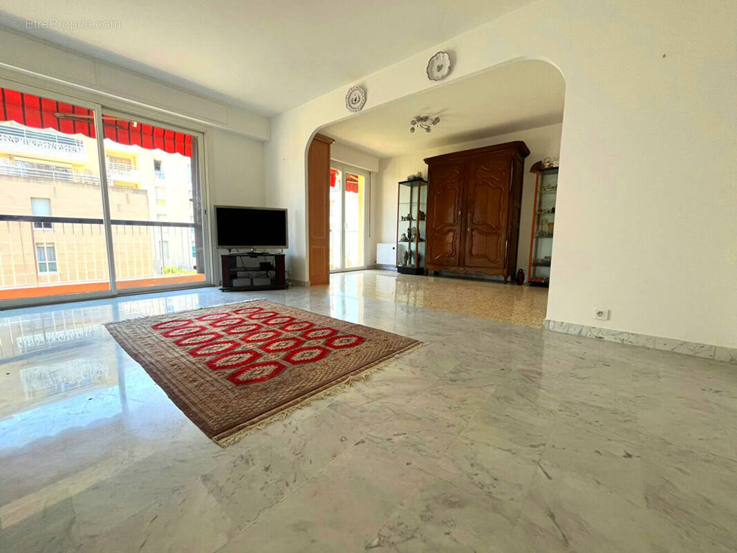 Appartement à SAINT-LAURENT-DU-VAR