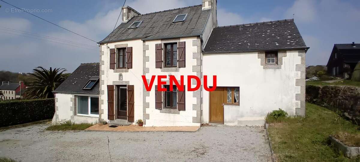 Maison à PLOUGOULM