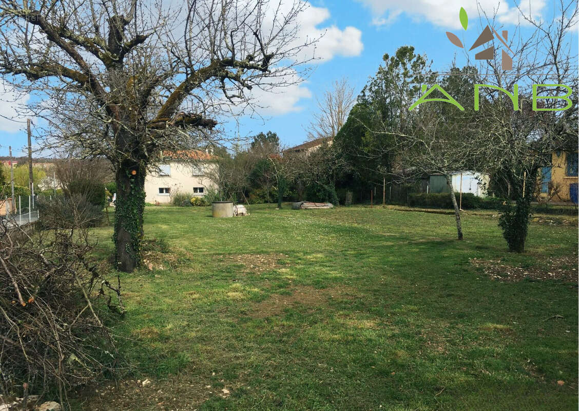 Terrain à MAGNAC-SUR-TOUVRE