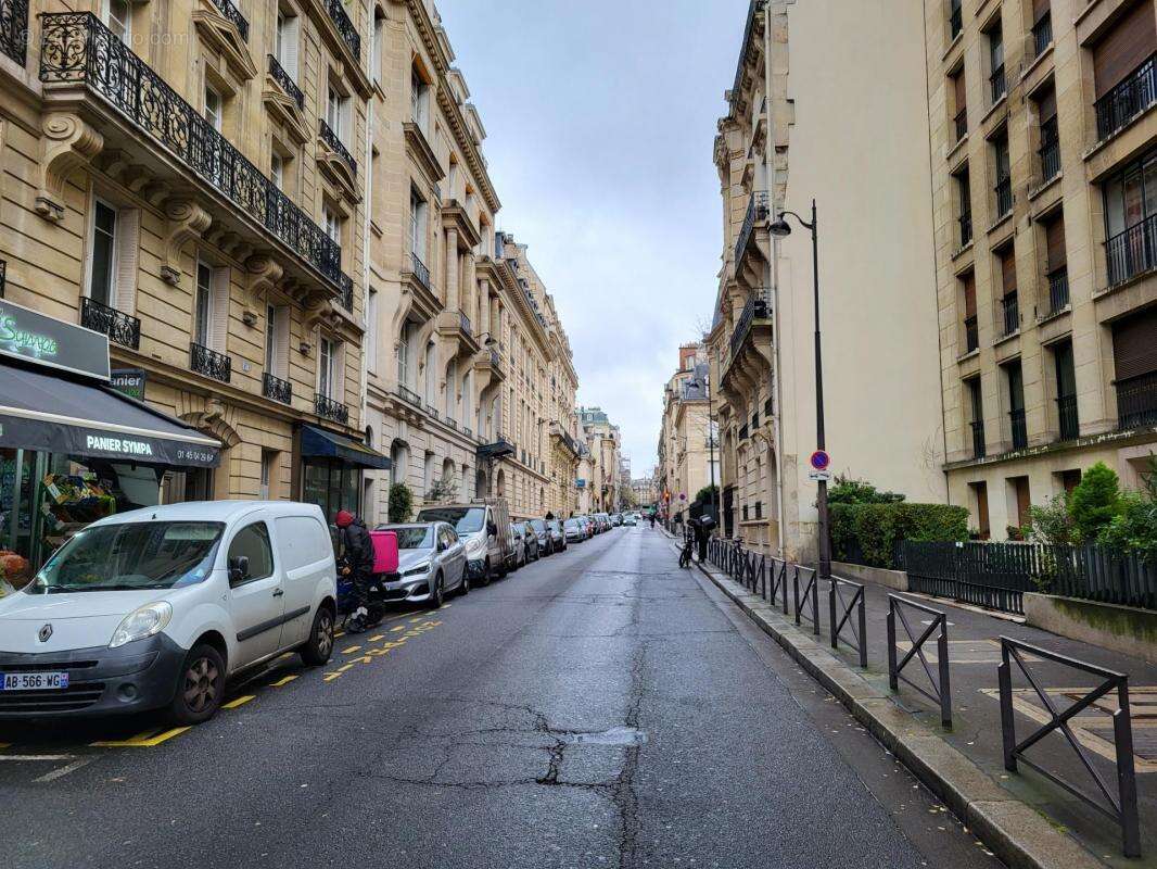 Appartement à PARIS-16E