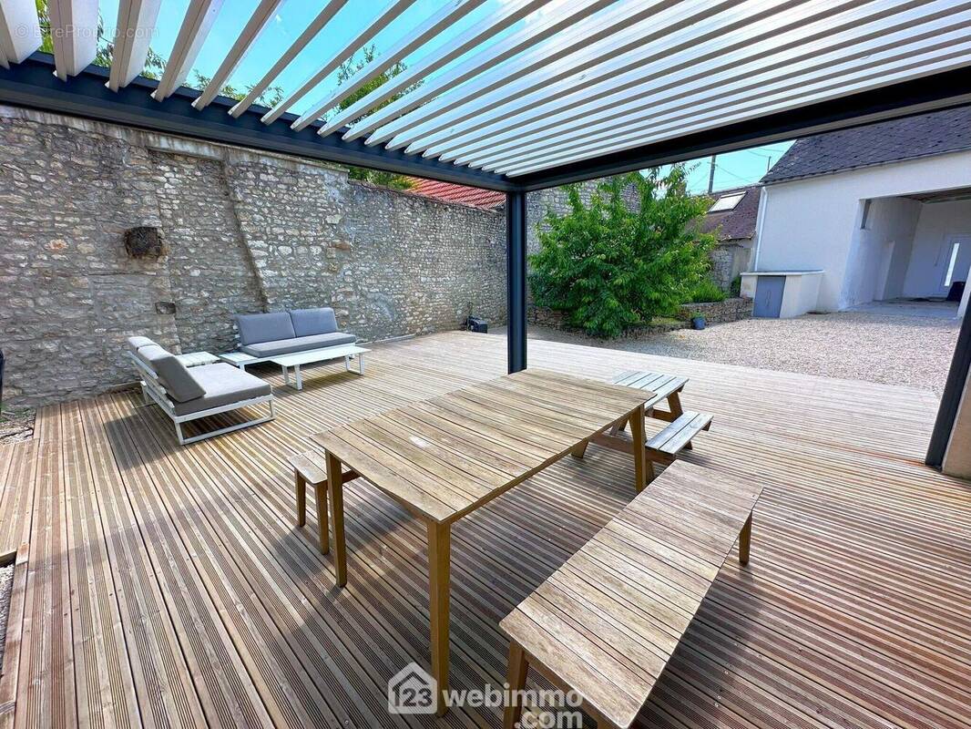 Un bien au calme avec son terrain de 590 m², ses 2 caves et une dépendance pouvant être aménagée. - Maison à MALESHERBES