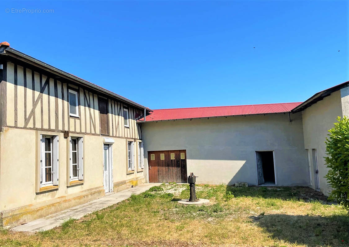 Maison à GIFFAUMONT-CHAMPAUBERT