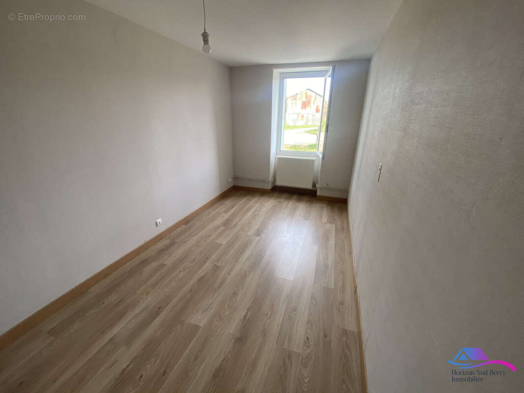 CHAMBRE 1 - Maison à CHATEAUMEILLANT
