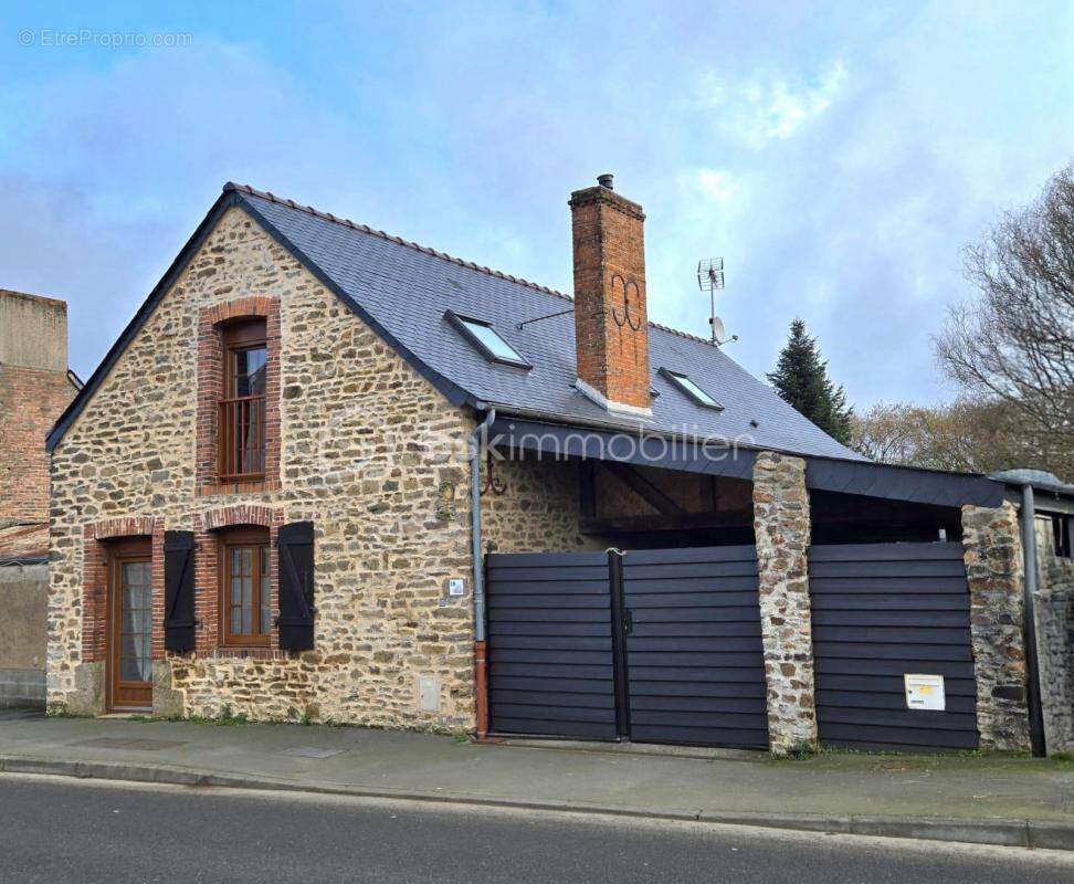 Maison à MONTSURS