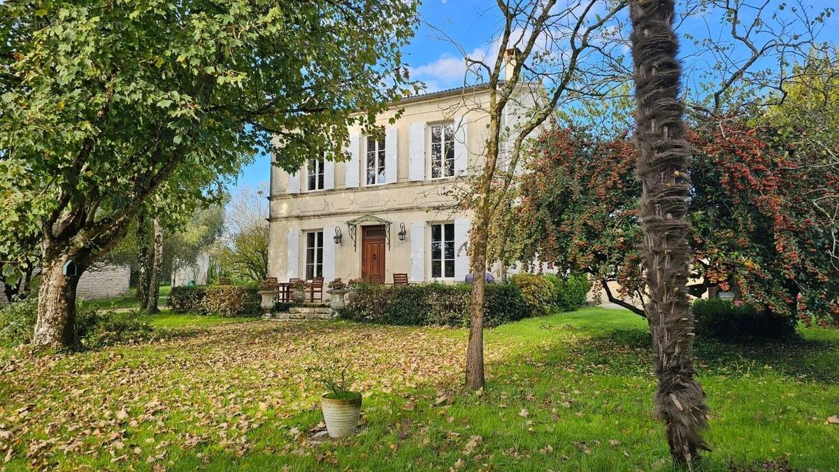 Maison à CHAILLEVETTE