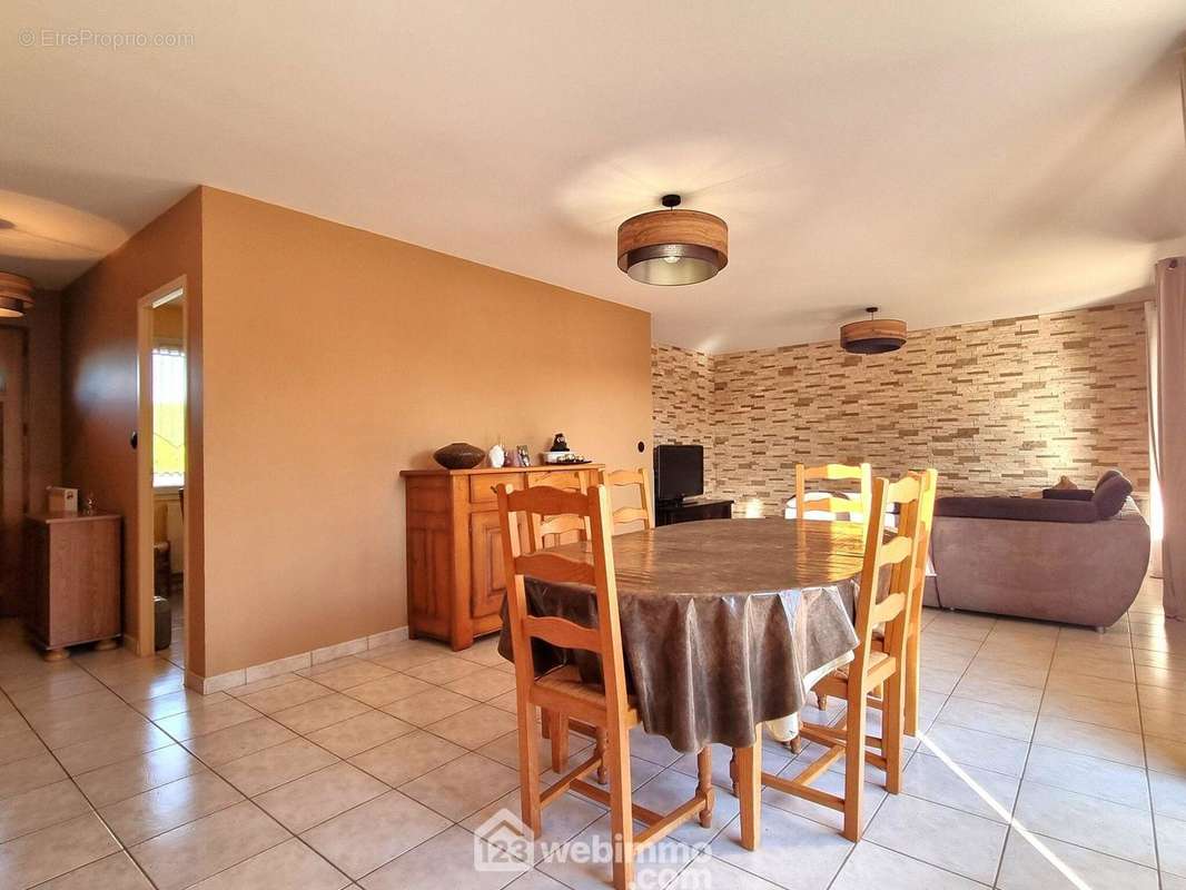 Ici, en vue opposée, - Maison à MIGNE-AUXANCES