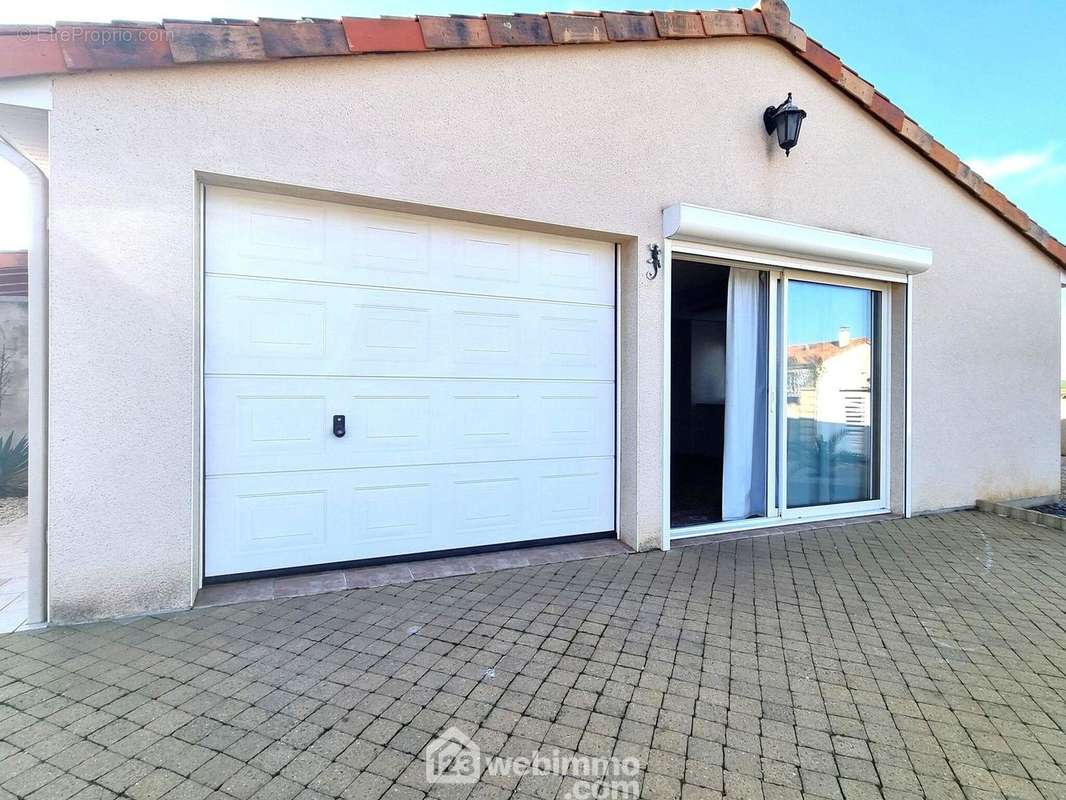 ... donne accès direct au garage carrelé de 45 m2. - Maison à MIGNE-AUXANCES
