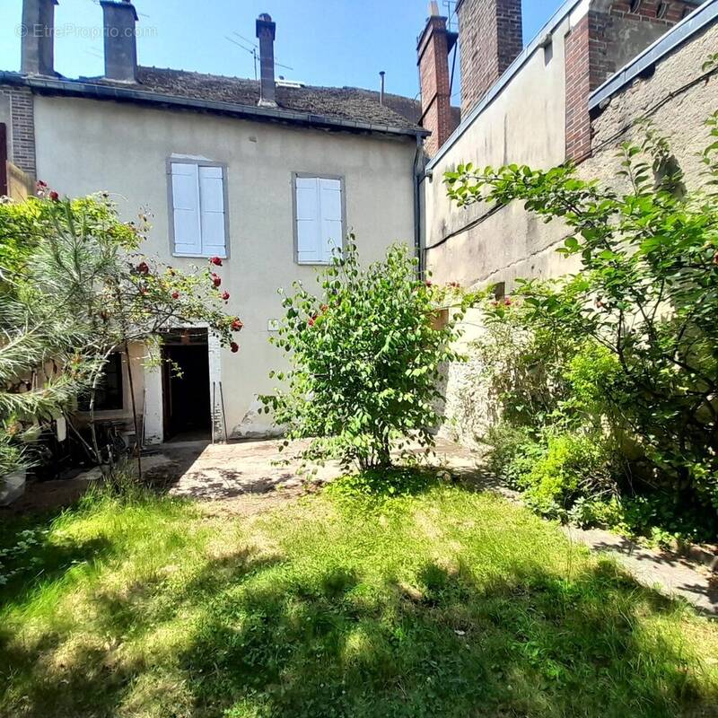 Maison à VILLENEUVE-SUR-YONNE