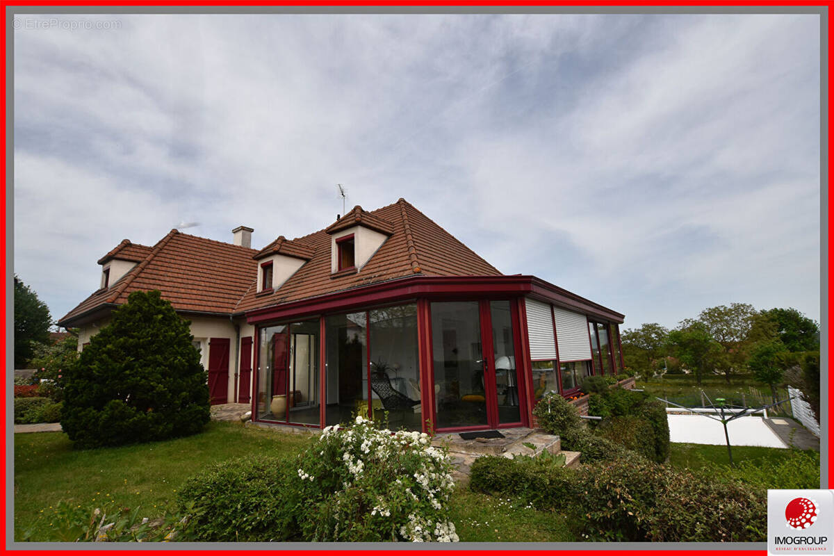 Maison à SAINT-REMY-EN-ROLLAT