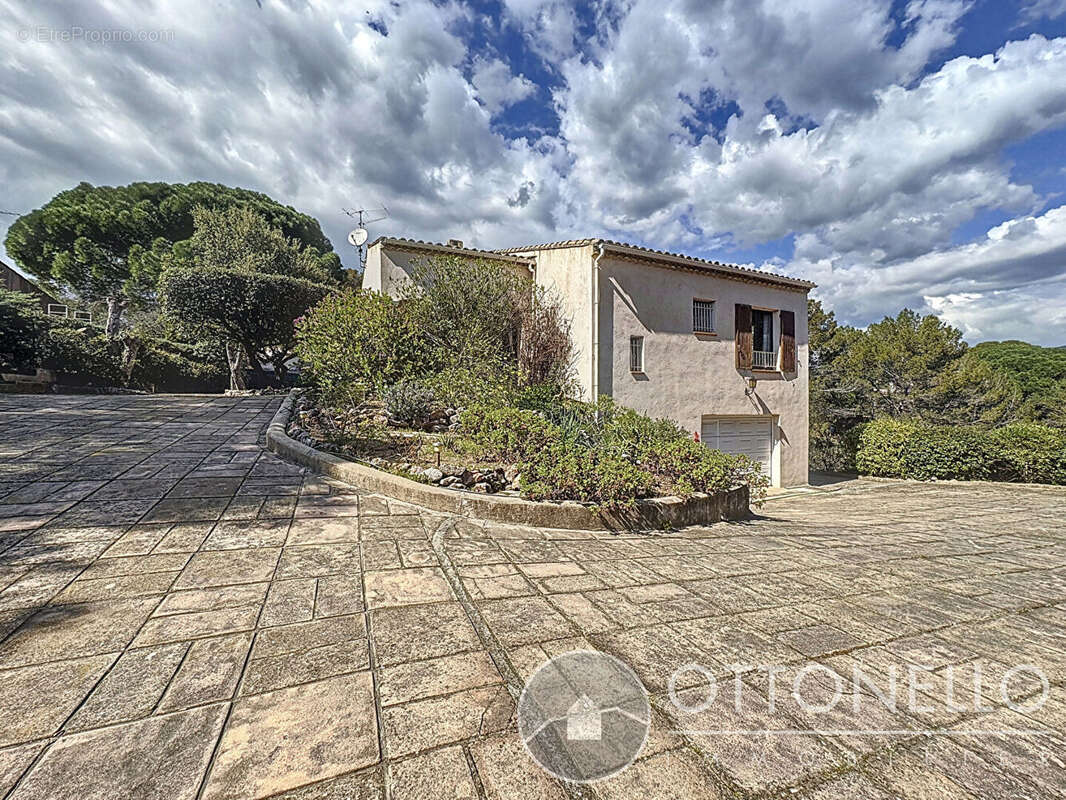 Maison à ROQUEBRUNE-SUR-ARGENS