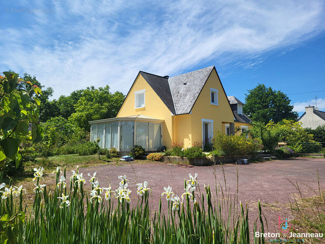 Maison à MONTSURS
