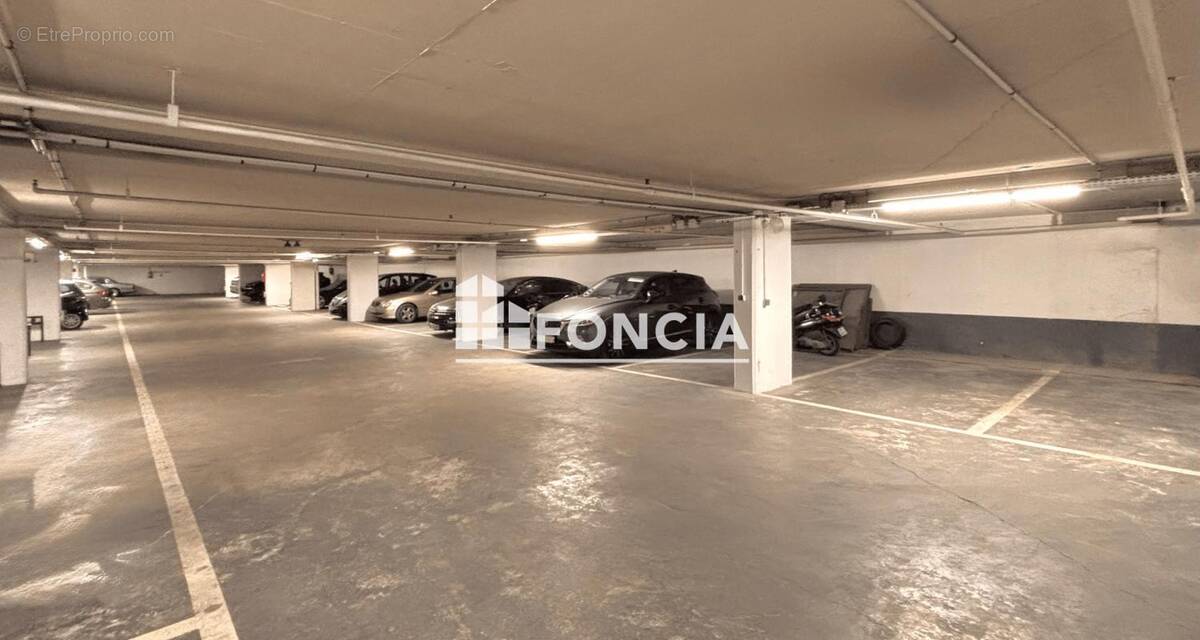 Parking à PARIS-2E