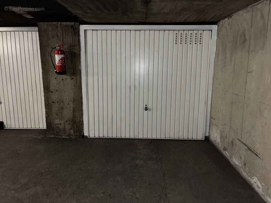 Parking à PARIS-11E