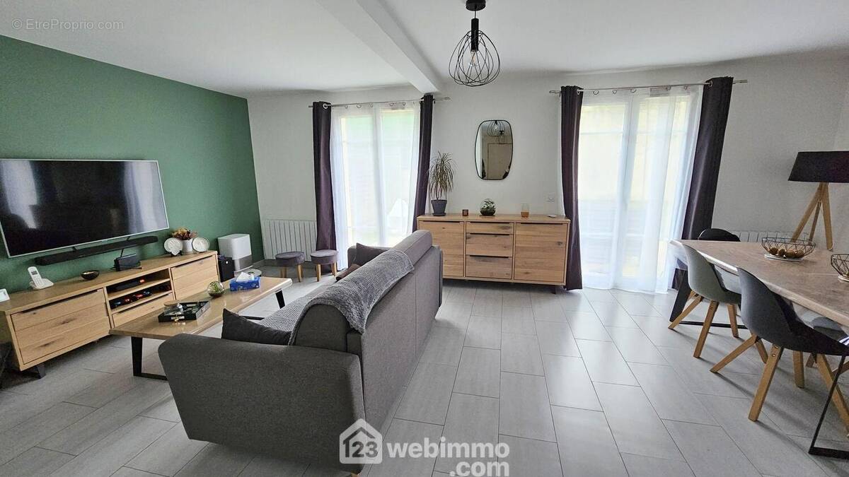 Une vue d&#039;ensemble du séjour de 29 m². - Maison à PRINGY