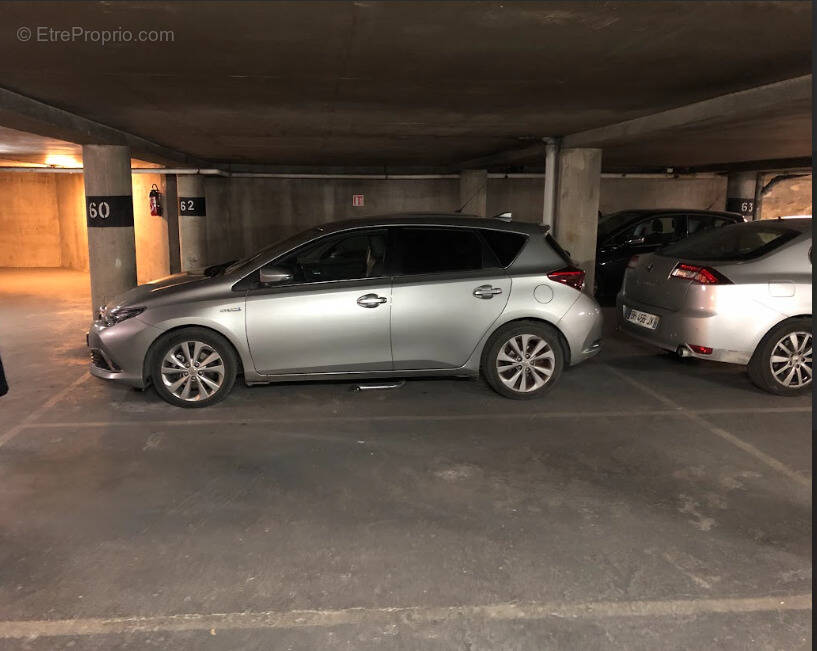 Parking à PARIS-18E