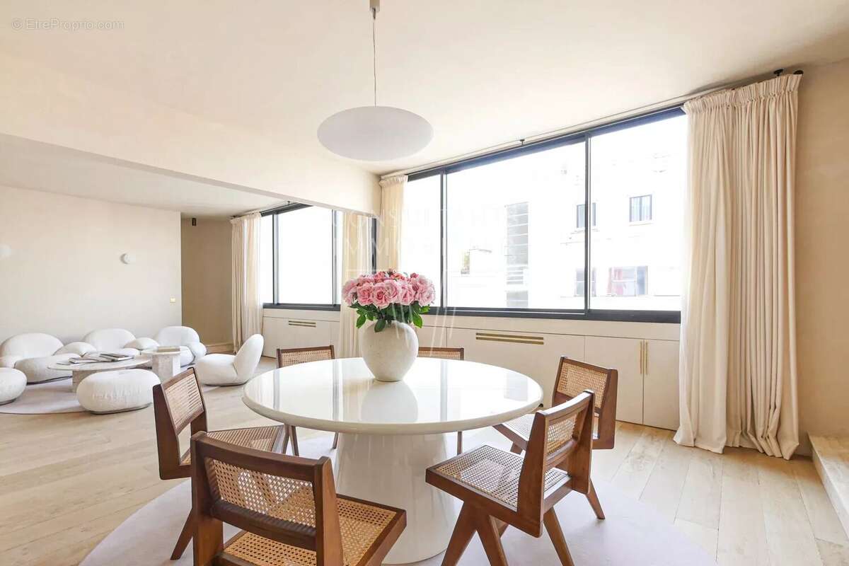 Appartement à PARIS-8E