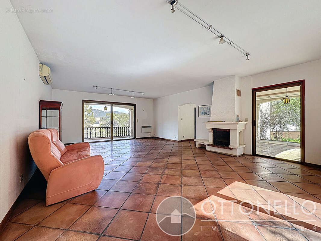 Maison à ROQUEBRUNE-SUR-ARGENS