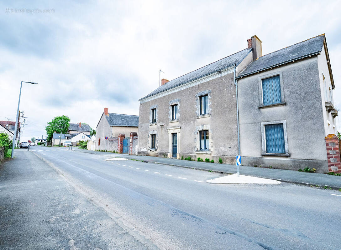 Maison à SAINT-LAMBERT-DU-LATTAY