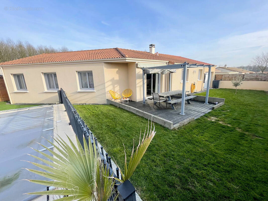 Maison à SAINT-MACAIRE-EN-MAUGES