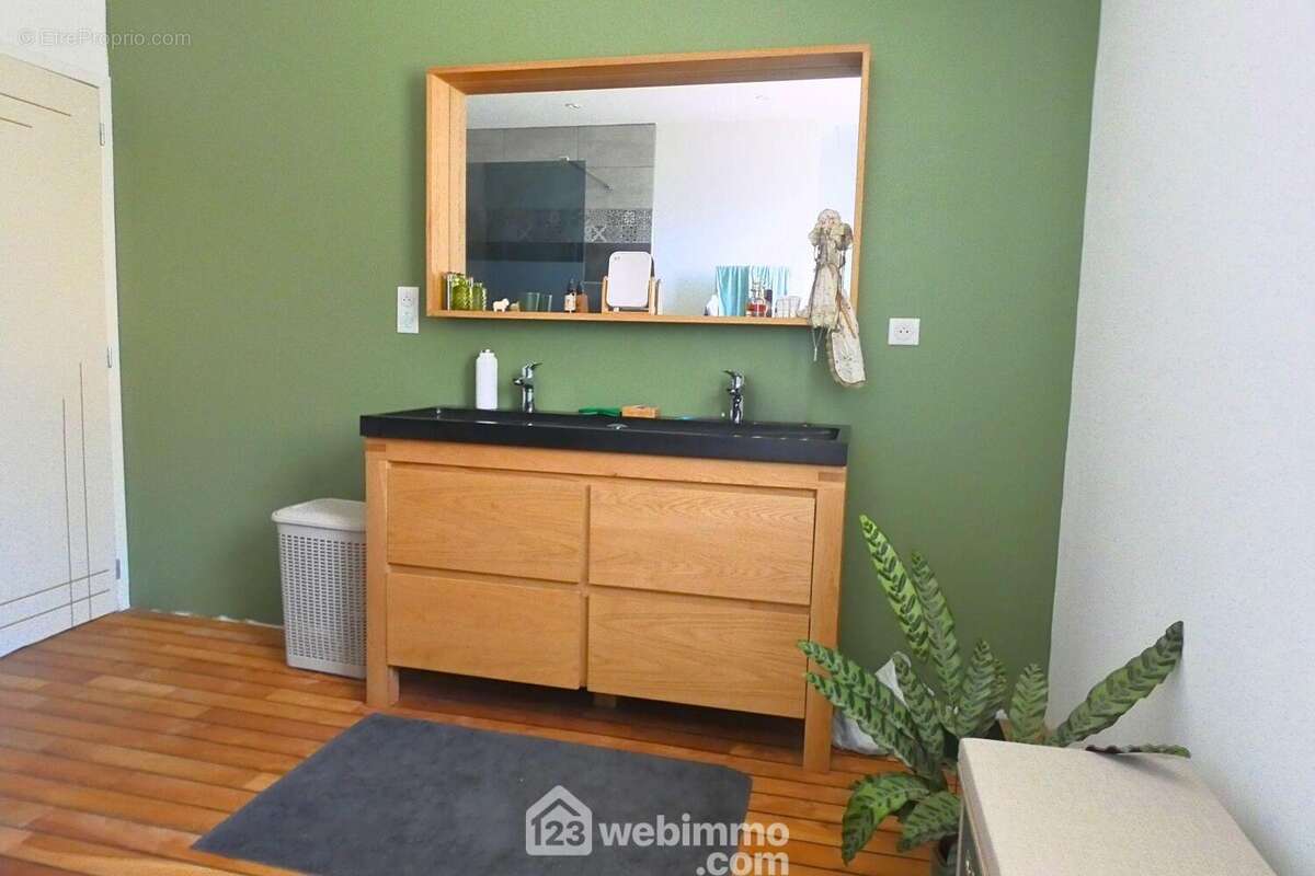A ce niveau également une spacieuse salle de bain... - Maison à UGINE