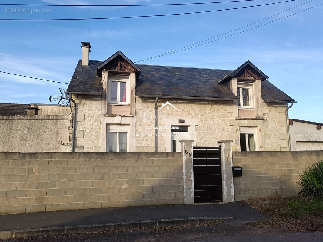 Maison ancienne avec 4 chambres - Maison à CHATELLERAULT